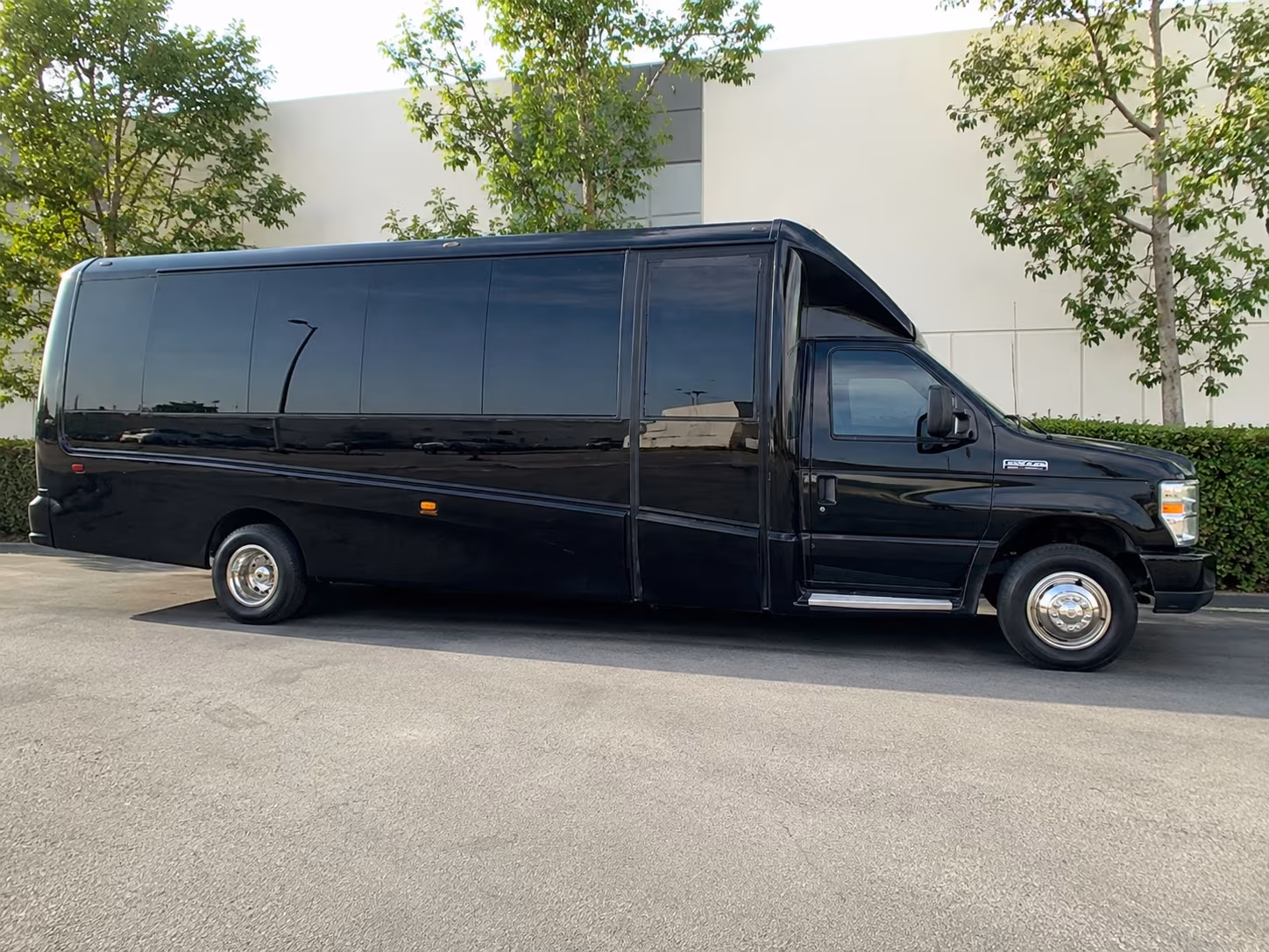 guest shuttles to alba vineyard and wedding venues around newark